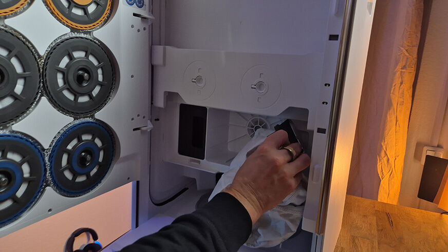 Der Einweg-Staubbeutel der Station des Matrix 10 Ultra ist zu sehen.